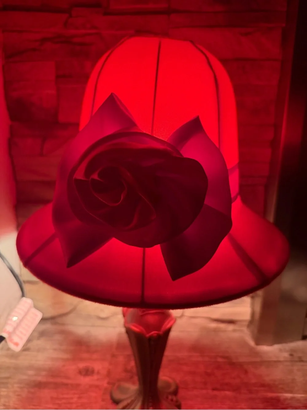 Red Hat Velvet Lamp with Rose Accent H-16,5”